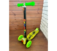 Детский самокат Scooter Maxi с принтом и светящимися колесами (салатовый/принт)