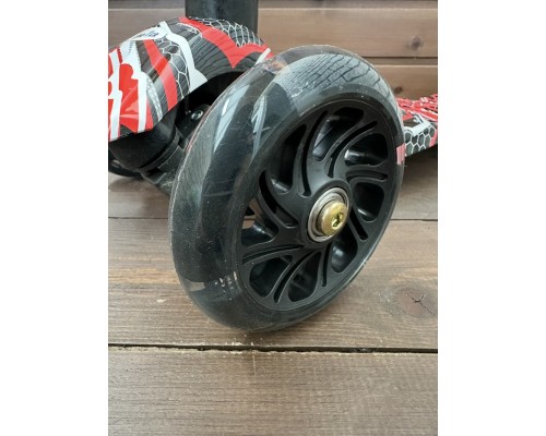 Детский самокат Scooter Maxi с принтом и светящимися колесами 036Z (черный/красный принт)