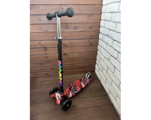 Детский самокат Scooter Maxi с принтом и светящимися колесами 036Z (черный/красный принт)