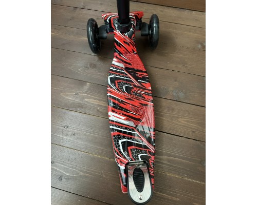 Детский самокат Scooter Maxi с принтом и светящимися колесами 036Z (черный/красный принт)
