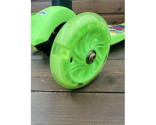 Детский самокат Scooter Maxi с принтом и светящимися колесами 0072R (салатовый/марио)