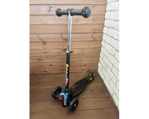 Детский самокат Scooter Mini (1,5-4 года) со светящимися колесами (черный/молнии), арт. 038z