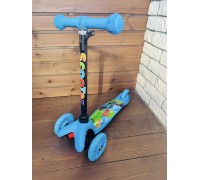 Детский самокат Scooter Mini (1,5-4 года) со светящимися колесами (голубой/паровоз), арт. 038z