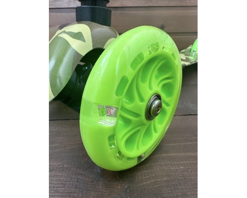 Детский самокат Scooter Mini (1,5-4 года) со светящимися колесами (салатовый/милитари), арт. 038z